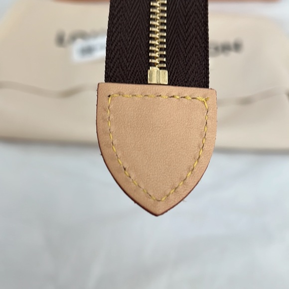 Louis Vuitton Monogram Toiletry 26 - Picture 7 of 11